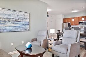 3 Bed Penthouse Near Convention Center! 3 Bedroom Condo by RedAwning