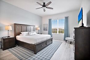 3 Bed Penthouse Near Convention Center! 3 Bedroom Condo by RedAwning