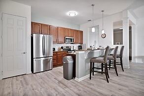 3 Bed Penthouse Near Convention Center! 3 Bedroom Condo by RedAwning