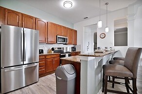 3 Bed Penthouse Near Convention Center! 3 Bedroom Condo by RedAwning