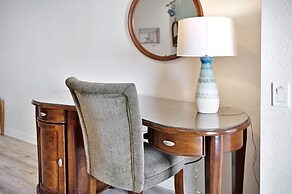 3 Bed Penthouse Near Convention Center! 3 Bedroom Condo by RedAwning