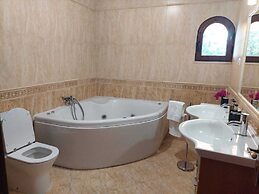 Stunning 8-bed Villa in Estoi