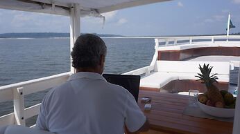 Gorgeous Converted Fishing Vessel in Alter do Chao