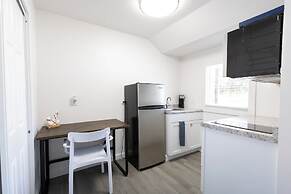 Anchor Bay Inn and Suites