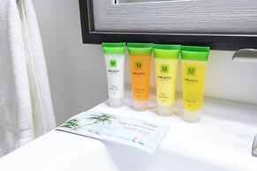 Anchor Bay Inn and Suites