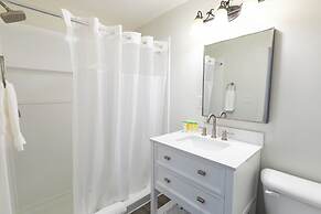 Anchor Bay Inn and Suites