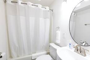 Anchor Bay Inn and Suites