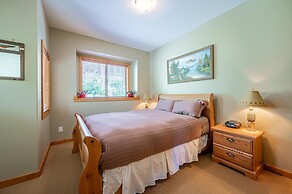 Bear's Paw Chalet - Amazing Location & Ski In/out