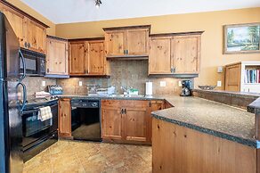 Bear's Paw Chalet - Amazing Location & Ski In/out