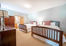 Bear's Paw Chalet - Amazing Location & Ski In/out