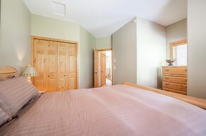 Bear's Paw Chalet - Amazing Location & Ski In/out