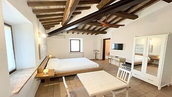 Spello By The Pool - Sleeps 11 - Large Pool and Amenities in Italy - a