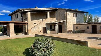 Spello By The Pool - Sleeps 11 - Wifi, air Con, Pool for Your Exclusiv