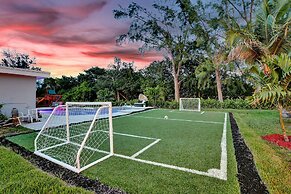 7 Br Home with Pool Gameroom & Soccer