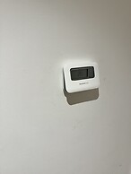 STUNNING 2 BED APARTMENT WITH PARKING