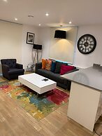 STUNNING 2 BED APARTMENT WITH PARKING