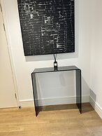 STUNNING 2 BED APARTMENT WITH PARKING