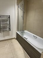 STUNNING 2 BED APARTMENT WITH PARKING