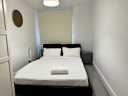 STUNNING 2 BED APARTMENT WITH PARKING