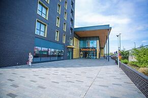 STUNNING 2 BED APARTMENT WITH PARKING