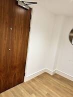 STUNNING 2 BED APARTMENT WITH PARKING