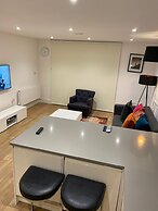 STUNNING 2 BED APARTMENT WITH PARKING