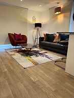 STUNNING 2 BED APARTMENT WITH PARKING