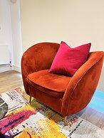 STUNNING 2 BED APARTMENT WITH PARKING