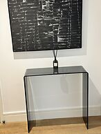 STUNNING 2 BED APARTMENT WITH PARKING