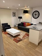 STUNNING 2 BED APARTMENT WITH PARKING