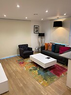 STUNNING 2 BED APARTMENT WITH PARKING