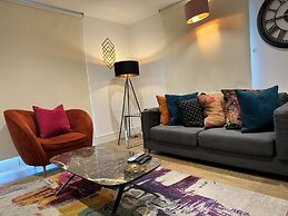 STUNNING 2 BED APARTMENT WITH PARKING