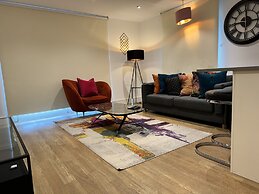 STUNNING 2 BED APARTMENT WITH PARKING