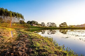 Sítio com piscina e lagoa particular