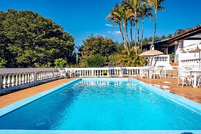 Sítio com piscina e lagoa particular