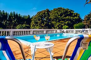 Sítio com piscina e lagoa particular