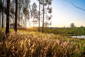 Sítio com piscina e lagoa particular