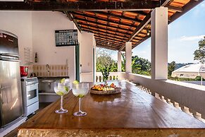 Sítio com piscina e lagoa particular