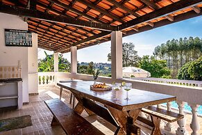 Sítio com piscina e lagoa particular