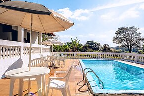 Sítio com piscina e lagoa particular