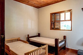 Sítio com piscina e lagoa particular