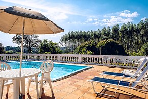 Sítio com piscina e lagoa particular