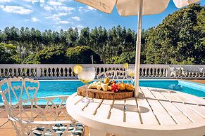 Sítio com piscina e lagoa particular