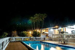 Sítio com piscina e lagoa particular