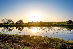 Sítio com piscina e lagoa particular