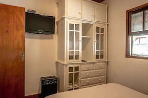 Sítio com piscina e lagoa particular