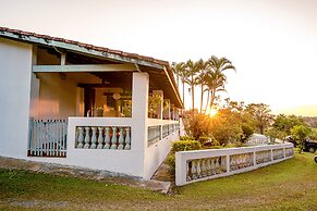Sítio com piscina e lagoa particular