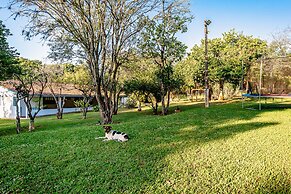 Sítio com piscina e lagoa particular