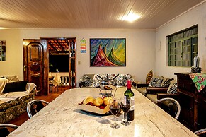 Sítio com piscina e lagoa particular