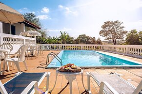 Sítio com piscina e lagoa particular